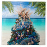 Merry Coastal Christmas Tropical Beach HolidayTree Fliese<br><div class="desc">Feiern Sie die Urlaubstage mit dieser wunderschönen Weihnachtsfeier mit tropischen Keramiken. Das Design ist ein Foto eines atemberaubenden Weihnachtsbaumes, der während der jährlichen Ausstellung der Bäume im Kunstmuseum von Orlando gezeigt wird. Der schöne Urlaubspalast ist mit an der Küste inspirierten Dekorationen wie Seestern, Miniaturmädchen, in Pastellfarben gehaltene Zierbälle in Blau,...</div>