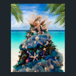 Merry Coastal Christmas Tropical Beach HolidayTree Poster<br><div class="desc">Feiern Sie die Feiertage mit diesem herrlichen Weihnachtsposter zum Thema Tropen. Das Design ist ein Foto eines atemberaubenden Weihnachtsbaumes, der während der jährlichen Ausstellung der Bäume im Kunstmuseum von Orlando gezeigt wird. Der schöne Urlaubspalast ist mit an der Küste inspirierten Dekorationen wie Seestern, Miniaturmädchen, in Pastellfarben gehaltene Zierbälle in Blau,...</div>
