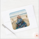 Merry Coastal Christmas Tropical Beach HolidayTree Quadratischer Aufkleber<br><div class="desc">Feiern Sie die Feiertage mit diesen wunderschönen Weihnachtsaufklebern zum Thema Küste. Das Design ist ein Foto eines atemberaubenden Weihnachtsbaumes, der während der jährlichen Ausstellung der Bäume im Kunstmuseum von Orlando gezeigt wird. Der schöne Urlaubspalast ist mit an der Küste inspirierten Dekorationen wie Seestern, Miniaturmädchen, in Pastellfarben gehaltene Zierbälle in Blau,...</div>