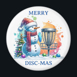 Merry Disk-mas | Disk Golf Christmas Magnet<br><div class="desc">Niedlicher Cartoon Snowman in Weihnachtsmannmütze neben einem Discgolf im Schnee neben einem Weihnachtsbaum.</div>