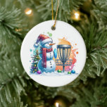 Merry Disk-mas | Disk Golf Personalisierte Weihnac Keramik Ornament<br><div class="desc">Personalisierte Disc Golf Thema Weihnachtsschmuck. Niedlicher Cartoon Snowman in Weihnachtsmannmütze neben einem Discgolf im Schnee neben einem Weihnachtsbaum.</div>