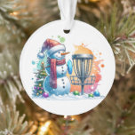 Merry Disk-mas | Disk Golf Personalisierte Weihnac Ornament<br><div class="desc">Personalisierte Disc Golf Thema Weihnachtsschmuck. Niedlicher Cartoon Snowman in Weihnachtsmannmütze neben einem Discgolf im Schnee neben einem Weihnachtsbaum.</div>