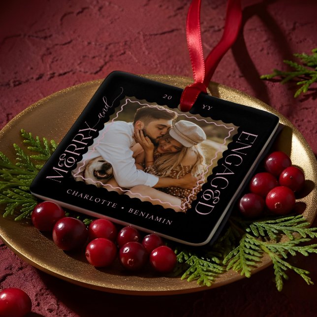 Merry & Engaged Modern Minimal Wavy Photo Keepsake Keramikornament (Merry & Engaged Modern Minimal Wavy Photo Keepsake Ceramic Ornament)