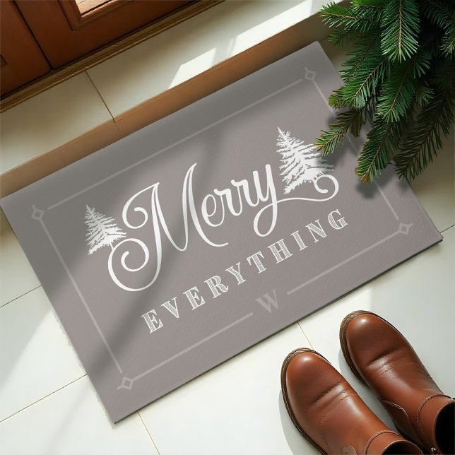 Merry Everything Grey Pine Trees Family Monogram Fußmatte (Merry Everything Green Pine Trees Family Monogram Doormat)