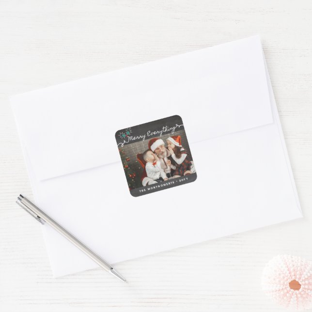 Merry Everything Script Chalkboard Holiday Foto Quadratischer Aufkleber (Umschlag)