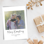 Merry Everything Script Family Foto Blue Holiday Feiertagskarte<br><div class="desc">Feiern Sie die Saison mit diesem "Merry Everything" Skript-Design in einer beruhigenden Blau-Weiß-Farbpalette. Dieses minimalistische Design mit einem familiären Foto und einer gepflegten, eleganten Schreibbotschaft verleiht Ihren Urlaubsplänen ein modernes und rustikales Ambiente. Im großen Foto können Sie Ihre Lieblingsfamilienmomente präsentieren, während die Rückseite Raum für eine persönliche Nachricht oder einen...</div>