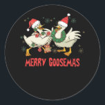 Merry Goosemas Funny Christmas Duck Albern Goose M Runder Aufkleber<br><div class="desc">Niedlich Duck Owner Lover Tee ist eine niedliche Tee, Blume und Buchstaben. Das ist das Shirt für jeden Entenjäger, den Sie kennen, der einen klassischen Stil hat. Wenn du ein Jagdfan bist, ist dieses Shirt für dich und macht einen tollen Abschlag. Wer Lieben entführt die Jagd. Wer Vögel, Enten und...</div>