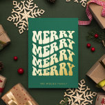 Merry Groovy Wavy Green Typografie Weihnachten Folien Feiertagskarte<br><div class="desc">Merry Merry Merry Frory Weihnachtskarte: ein Retro-Design,  mit einer wavy Vintagen Typografie in Goldfolie und einem grünen Hintergrund.</div>