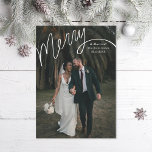 Merry Hand Lettering Wedding Foto Feiertagskarte<br><div class="desc">Original handbuchstabiert Merry mit essbaren "und verheiratet". Passen Sie weiter an,  um mehr Text oder mehr Fotos auf der Rückseite hinzuzufügen. Ebenfalls verfügbar in Nicht-Folie</div>