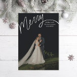 Merry Hand Lettering Wedding Foto Feiertagskarte<br><div class="desc">Original handbuchstabiert Merry mit essbaren "und verheiratet". Passen Sie weiter an,  um mehr Text oder mehr Fotos auf der Rückseite hinzuzufügen. Ebenfalls verfügbar in Nicht-Folie</div>