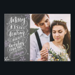 Merry Kisses und Warm wünscht Save the Date Mrs.<br><div class="desc">Diese moderne und schicke Urlaubskarte doppelte sich als Save the Date. Die Vorderseite zeigt handgeschriebene Typografie, die sagt "Merry Kisses and Warm Holiday Wishings From The" bald Mr. and Mrs. auf einem Imitat Chalkboard Hintergrund. Fügen Sie der Rückseite ein zweites Foto hinzu und fügen Sie die Datumsangaben hinzu.</div>