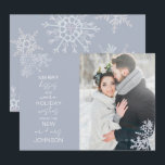 Merry Kisses Warm wünscht Snowflake Foto Feiertagskarte<br><div class="desc">Feiern Sie Ihre erste Urlaubssaison als Neuvermählte mit unserer eleganten Merry Kisses Warm wünscht Snowflake Foto Holiday Card Weihnachtskarte. Mit einem atemberaubenden Hochzeitsfest-Foto mit zarten, eisblauen Schneeflocken, liest diese Karte "fröhliche Küsse und warme Urlaubswünsche aus den neuen Müttern und Müttern" und ist mit Ihrem verheirateten Namen personalisiert. Der Rücken zeigt...</div>