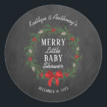 Merry Little Christmas Baby Shower Runder Aufkleber<br><div class="desc">Feiern Sie stilvoll mit diesen trendigen Babyduschklebern. Das Design ist leicht mit Ihrer eigenen Formulierung zu personalisieren und Ihre Familie und Freunde werden begeistert sein,  wenn sie diese fabelhaften Aufkleber sehen.</div>