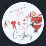 Merry Little Christmas Boy Girl Winter Baby Shower Runder Aufkleber<br><div class="desc">Dieses elegante Gender Neutral Winter Shower Party Supplies haben einen schlichten Charme, eine Touch festlichen Glamours und viel Weihnachtsgeist. Feiern Sie die Ankunft Ihres Babys mit dieser schönen Weihnachtsduschkollektion. Alle passenden Artikel finden Sie in der unten stehenden Liste. Es gibt 2 verschiedene Designs zu wählen (mit dem Weihnachtsmann und ohne...</div>