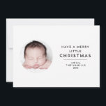 Merry Little Christmas Circle Foto Card Feiertagskarte<br><div class="desc">Merry Little Weihnachts Circle Foto Card ist modern und elegant. Dieses schlichte Design verfügt über ein Rundfenster,  das perfekt zu Ihrem Lieblings-Foto passt. Verfügbar für alle Papiertypen und die Schnitte.</div>