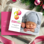 Merry Little Christmas Foto Sip and See Feiertagspostkarte<br><div class="desc">Feiern Sie die erste Urlaubssaison Ihres Neugeborenen mit diesem skurrilen Schluck und sehen Sie Einladungen, die sich perfekt für eine festliche Weihnachtsdusche oder treffen und Ansammlung begrüßen. Diese einzigartige Open House Babydusche bietet elegante Aquarelltöne in lebhaften Rosa-, Grün- und Rottönen, gepaart mit der charmanten Typografie "Merry Little Christmas" auf einem...</div>