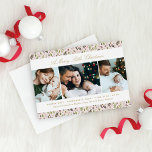 Merry Little Christmas Pink Floral Foto Collage Feiertagskarte<br><div class="desc">Die elegante "A Merry Little Christmas"-Karte beinhaltet zwei Foto-Räume,  einen individuellen Gruß und Platz für Familiennamen. Ein blassrosa Weihnachtsblumenmuster umrahmt das Design,  und ein ergänzender roter Hintergrund zieht die Rückseite der Karte an. Dieses Design ist perfekt für eine Familie mit kleinen Kindern oder ein neues Baby.</div>