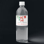 Merry Little Floral Christmas Weihnachtsdusche Wasserflaschenetikett<br><div class="desc">Entspannen Sie mit unserer kleinen, blumengeschmückten Weihnachtsdusche mit dem Wasserflaschen-Label der Dusche. Dieses Label mit einem festlichen Weihnachtsmann inmitten lebendiger roter Poinsettien und Wintergrün verleiht Ihrer Getränkestation eine fröhliche Touch. Es ist perfekt für die Umhüllung von Wasserflaschen in Standardgröße geeignet und schmückt nicht nur die Dekoration, sondern bietet auch eine...</div>