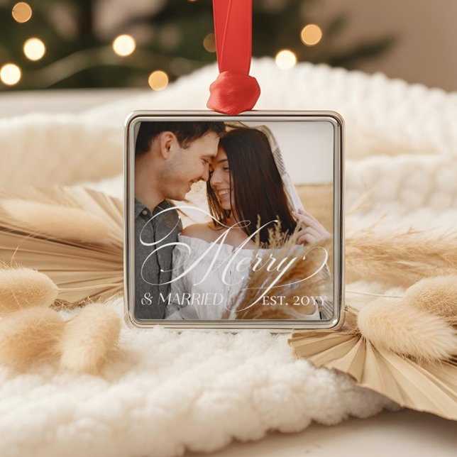 Merry & Married Elegant Script Newlyweds Photo Ornament Aus Metall (Merry & Married Elegant Script Newlyweds Photo Metal Ornament)