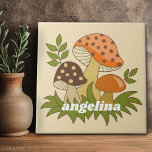 Merry Mushroom mit Individuelle Name Fliese<br><div class="desc">Ein lustiges Design mit funky Pilzen. Das Design ist in Avocado-Grün-,  Braun- und Orangetönen gehalten.</div>