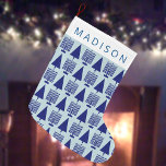 Merry Navy Intergléry Chrismukkah Niedliche Kinder Großer Weihnachtsstrumpf<br><div class="desc">Erstellen Sie Ihre eigenen personalisierten marineblauen Menorah und Weihnachtsbaummuster Weihnachten Strumpf als vollkommenes Crossover für Chrismukka und Hanukkah Feiern. Der klassische Weihnachtsweihnachtsfest mit den berühmten Weihnachtssymbolen und Hanukkah in tiefmarineblau ist niedlich für Kinder und Haustiere, aber auch für Erwachsene wird er Liebe finden. Dieser Strumpf ist mit religiösen Feiern und...</div>
