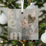 MERRY Overlay Typografy' Foto Weihnachten Ornament Aus Glas<br><div class="desc">Dekorieren Sie Ihre Zuhause in dieser Weihnachtszeit mit diesem modernen Weihnachtsgeschenk-Foto Glass Christmas Keepake Ornament. Design zeigt den Text MERRY in einer transparenten Typografie,  überlagert ein Foto Ihrer Wahl. Fügen Sie einfach Familiennamen und Viola hinzu!</div>