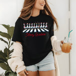 Merry Quackers Christmas Duck Funny Festive Tri-Blend Shirt<br><div class="desc">Merry Quackers Christmas Duck Funny Festive Holiday Tri-Blend Shirt zeigt festliche Ente,  die die Straße mit Hirschantler,  Weihnachtsmannmützen und Schals mit dem Text "Merry Quackers" in der modernen Schrift Typografie überquert. Ideal für Weihnachtsgeschenke,  Weihnachts-Party und Feierlichkeiten,  Geburtstage und vieles mehr. Erstellt von Evco Studio www.zazzle.com/store/evcostudio</div>
