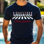 Merry Quackers Christmas Duck Funny Festive Tri-Blend Shirt<br><div class="desc">Merry Quackers Christmas Duck Funny Festive Holiday Tri-Blend Shirt zeigt festliche Ente,  die die Straße mit Hirschantler,  Weihnachtsmannmützen und Schals mit dem Text "Merry Quackers" in der modernen Schrift Typografie überquert. Ideal für Weihnachtsgeschenke,  Weihnachts-Party und Feierlichkeiten,  Geburtstage und vieles mehr. Erstellt von Evco Studio www.zazzle.com/store/evcostudio</div>