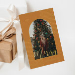 Merry Script Moderner Stripe Foto Arch Frame gelb Folien Feiertagskarte<br><div class="desc">Elegante moderne Streifen Foto Urlaubskarte. Unser Design besticht durch einen eleganten,  modernen Foto-Bogen in Goldfolie und durch vertikale Goldfolien-Linien. "Merry" ist in einem kalligraphischen Schriftart in Goldfolie geschrieben. Passen Sie mit Ihrem eigenen Foto,  das zum Foto-Bogen hinzugefügt wurde,  zusammen mit der Jahr- und Familienunterschrift an. Designed by Moodthology Papery.</div>