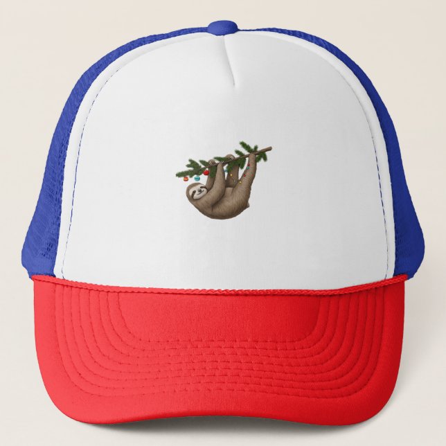 Merry Sloth on Christmas Tree Branch with Ornament Truckerkappe (Vorderseite)