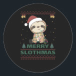 Merry Slothmas Funny Sloth Christmas Puff Runder Aufkleber<br><div class="desc">Frohe Slothmas - Schöne Weihnachten mit einem Faultier. Ein lustiger Pun mit Schlägen und Weihnachten. Ein hässliches Weihnachtsmuster für Faulpelz-Liebhaber. Der Hut trägt einen Weihnachtshut. Auch lustig zu Weihnachten im Juli.</div>