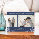 Merry Snowflake Hanukkah Foto Card | Dunkelblau Feiertagskarte<br><div class="desc">Die elegante und moderne Hanukkah-Fotokarte verfügt über zwei beliebte Fotos, die nebeneinander angeordnet sind, mit der "Joyous Hanukkah" oben in weißer Kursivschrift und Blocktypografie. Personalisieren Sie mit Ihrem persönlichen Gruß und Namen am unteren Rand, betont durch vier weiße Schneeflocken Illustrationen. Ein marineblauer Hintergrund verleiht Ihrem Urlaubsgruß klassische Eleganz. Die Karte...</div>