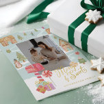 Merry & Sweet Gingerbrot Candy Town Family Foto Folien Feiertagskarte<br><div class="desc">Wünschen Sie Ihren Freunden und Ihrer Familie einen angenehmen Urlaub mit unserer lustigen und festlichen Fingerbread-Folienkarte. Unser Design zeichnet sich durch unsere eigene Wasserfarbenpracht aus und macht Spaß an der Stadtszenerie und Landschaft. Jedes Detail ist in dieser kleinen, malerischen Nachbarschaft Szene eingefangen. Zuhause mit Fingerbreat in festlichen Süßwarendekorationen, rosa schneebedeckten...</div>