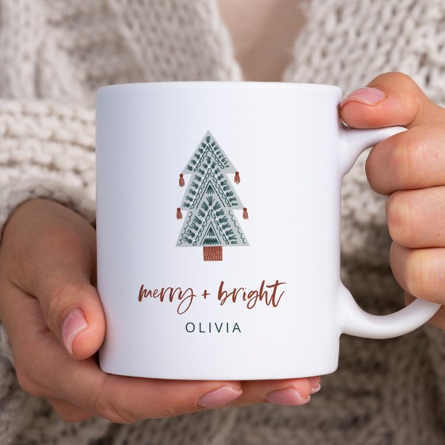 Merry und Bright | Boho Christmas Tree Kaffeetasse (A boho Christmas tree mug that says "merry + bright" in casual terracotta script)