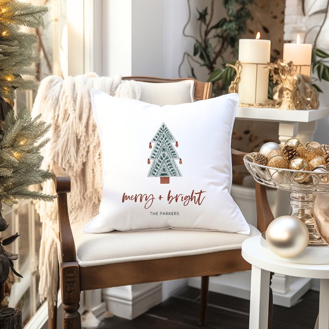 Merry und Bright | Boho Christmas Tree Kissen (A trendy, boho holiday pillow with a cute green Christmas tree and casual terracotta script)