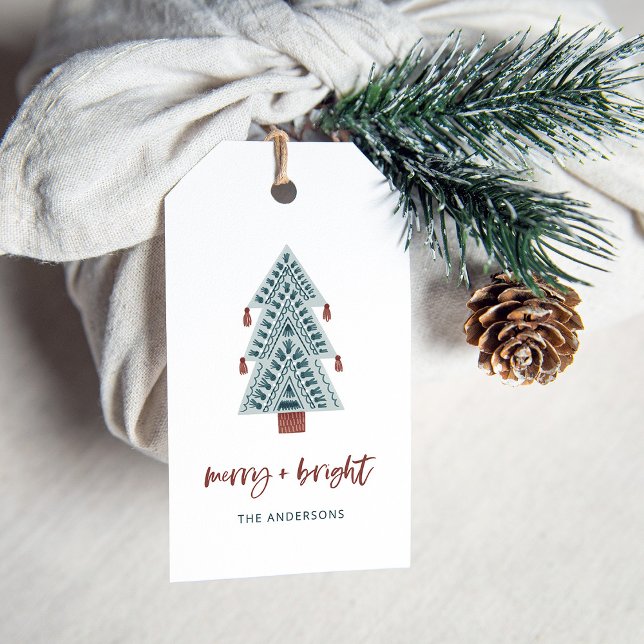 Merry und Bright | Boho Christmas Tree und Script Geschenkanhänger (A stylish, cute holiday gift tag with a boho Christmas tree and casual terracotta script)