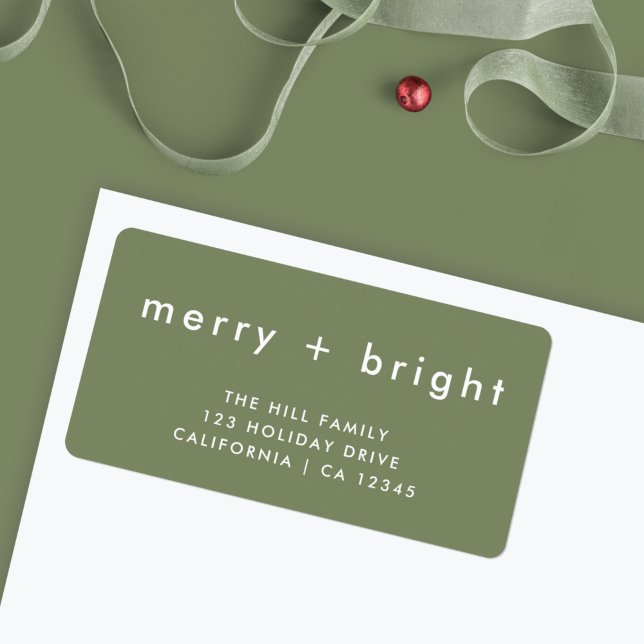 Merry und Bright | Grüne Weihnachtsfeier Rücksende Adressaufkleber (Personalize your envelopes with this stylish merry and bright label)
