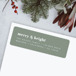 Merry und Bright | Modern Minimal Christmas Green<br><div class="desc">Ein stilvolles,  modernes Rückkehradressen-Label mit einem fett-Retro-Typografie-Zitat "frry & bright" in Weiß auf einem dunklen Salbei-Waldgrün. Der Gruß und die Adresse lassen sich einfach für eine persönliche Touch anpassen. Ein trendiges,  minimalistisches und zeitgenössisches Design,  das sich in dieser Ferienzeit auszeichnet!</div>
