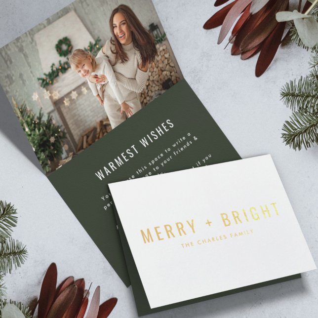 Merry und Bright | Modernes stilvolles Weihnachtsf Folienkarte (Celebrate the season in style with a modern dark green gold foil Merry + Bright card by Guava)