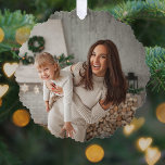 Merry und Bright | Modernes stilvolles Weihnachtsf Ornament Karte<br><div class="desc">Ein stilvolles, modernes Foto-Ornament mit einem kühnen Typografie-Zitat "Merry Bright" in Weiß mit einer Rose Himbeere dusky Beerry rosa Farbe auf der Rückseite. Der Gruß und der Name können leicht für eine persönliche Touch angepasst werden. Ein trendiges, minimalistisches und zeitgenössisches Weihnachtsdesign, das sich in dieser Urlaubssaison auszeichnet! Das abgebildete Bild...</div>
