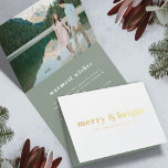 Merry und Bright | Modernes Weihnachtskaffee - Fot Folienkarte<br><div class="desc">Eine stilvolle, moderne Foto Goldfolie-Grußkarte mit einem fett-Retro-Typografie Zitat "frry & bright" in Weiß mit einem dunklen Salbei-Wald grün Farbe im Inneren. Die Begrüßung, der Name und die Nachricht lassen sich einfach für eine persönliche Touch anpassen. Ein trendiges, minimalistisches und zeitgenössisches Design, das sich in dieser Ferienzeit auszeichnet! Das abgebildete...</div>