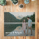 Merry und Bright | Modernes Weihnachtskaffee - Fot Puzzle<br><div class="desc">Ein stilvolles, modernes Foto-Jogsaw-Puzzle mit einem kühlen Retro-Typografie-Zitat "frry & bright" in Weiß. Die Begrüßung, der Name und die Nachricht lassen sich einfach für eine persönliche Touch anpassen. Ein trendiges, minimalistisches und zeitgenössisches Design, das sich in dieser Ferienzeit auszeichnet! Das abgebildete Bild dient nur zur Veranschaulichung, um durch Ihr eigenes...</div>