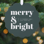 Merry und Bright | Stilvolle Forest Green Christma Ornament Karte<br><div class="desc">Ein stilvolles,  modernes Urlaubsornament mit einem kühlen Retro-Typografie-Zitat "fröhlich & hell" in dunklem Waldgrün. Der Gruß,  die Nachricht und der Name können leicht an Ihre Bedürfnisse angepasst werden. Ein trendiges,  lustiges Design,  das sich in dieser Urlaubssaison auszeichnet!</div>