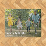 Merry und Bright | Stilvolle Weihnachten im Foto Puzzle<br><div class="desc">Ein stilvolles, modernes Foto-Puzzle mit einem kühlen Retro-Typografie-Zitat "frry & bright" in Weiß. Die Begrüßung, der Name und die Nachricht lassen sich einfach für eine persönliche Touch anpassen. Ein trendiges, minimalistisches und zeitgenössisches Design, das sich in dieser Ferienzeit auszeichnet! Das abgebildete Bild dient nur zur Veranschaulichung, um durch Ihr eigenes...</div>