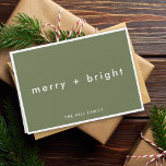 Merry und Bright | Trendy Moss Green Christmas Feiertagskarte<br><div class="desc">Einfache, stilvolle, trendige "fröhliche helle" gefaltete Ferienkarte mit moderner minimalistischer Typografie in Weiß auf einem üppig grünen Hintergrund, gerahmt durch eine schlichte weiße Grenze. Der Gruß, Name, Jahr und Innen-Gruß "Gönnen Sie sich eine herrliche Urlaubssaison!" lässt sich leicht für eine persönliche Touch anpassen. Eine sonderbare, einzigartige Weihnachtskarte, um sich von...</div>