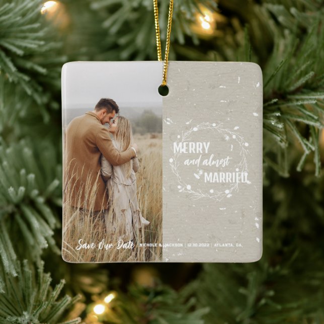 Merry und fast Verheiratet Save the Date Keepake Keramikornament (Baum)