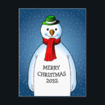 Merry und Happy Snowman Feiertagspostkarte<br><div class="desc">Der frohe Schneemann mit einem grünen Hut und einem roten Schal ist zu Weihnachten bereit.</div>