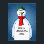 Merry und Happy Snowman Feiertagspostkarte<br><div class="desc">Der frohe Schneemann mit einem grünen Hut und einem roten Schal ist zu Weihnachten bereit.</div>