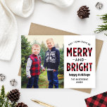 Merry und hell Modernes Red Buffalo Kariertes Foto Feiertagskarte<br><div class="desc">Die moderne "Merry and Bright" Fotokarte enthält ein großes Foto und einen personalisierten schwarzen Text. Die Karte weist ein rustikales rotes und schwarzes Büffel-kariert/Karo-Muster auf der Vorder- und Rückseite der Karte auf. Foto Credit: Two Fish Fotografy www.twofishphoto.com</div>