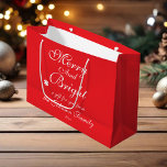 Merry und helle Skriptname Chic Red Christmas Große Geschenktüte<br><div class="desc">Merry und helle klassische Script Personalisiert Name Rustic Chic Red Weihnachten Große Geschenktasche. Klicken Sie auf Personalisieren Sie diese Vorlage, um sie mit dem Familiennamen oder einem beliebigen Namen und dem Jahr schnell und einfach anzupassen. Merry and Bright Script Name Chic Red Christmas Große Geschenktasche, ist Teil der Merry and...</div>